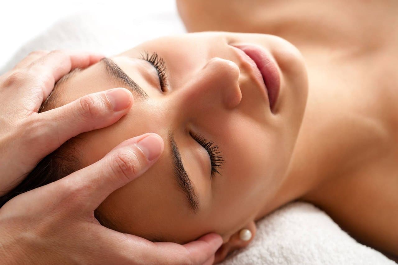 Sanfte craniosacrale Körperarbeit am Kopf