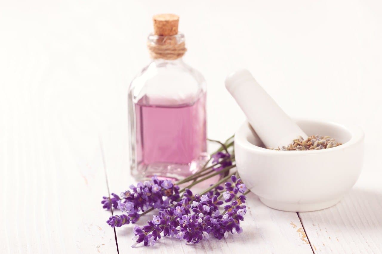 Lavendel und Duftöl als Einstimmung auf den Aromaöl-Abend