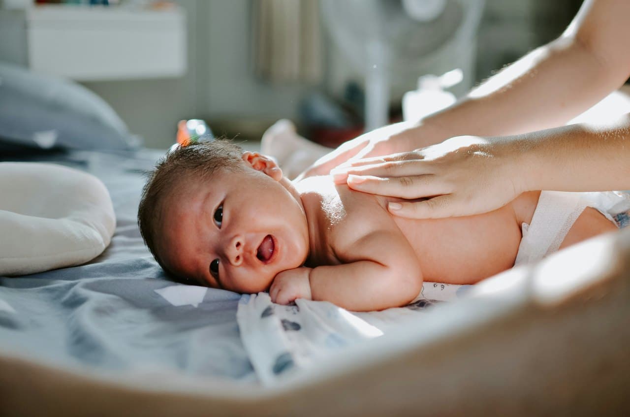 Naher und geborgener Moment zwischen Bezugsperson und Baby