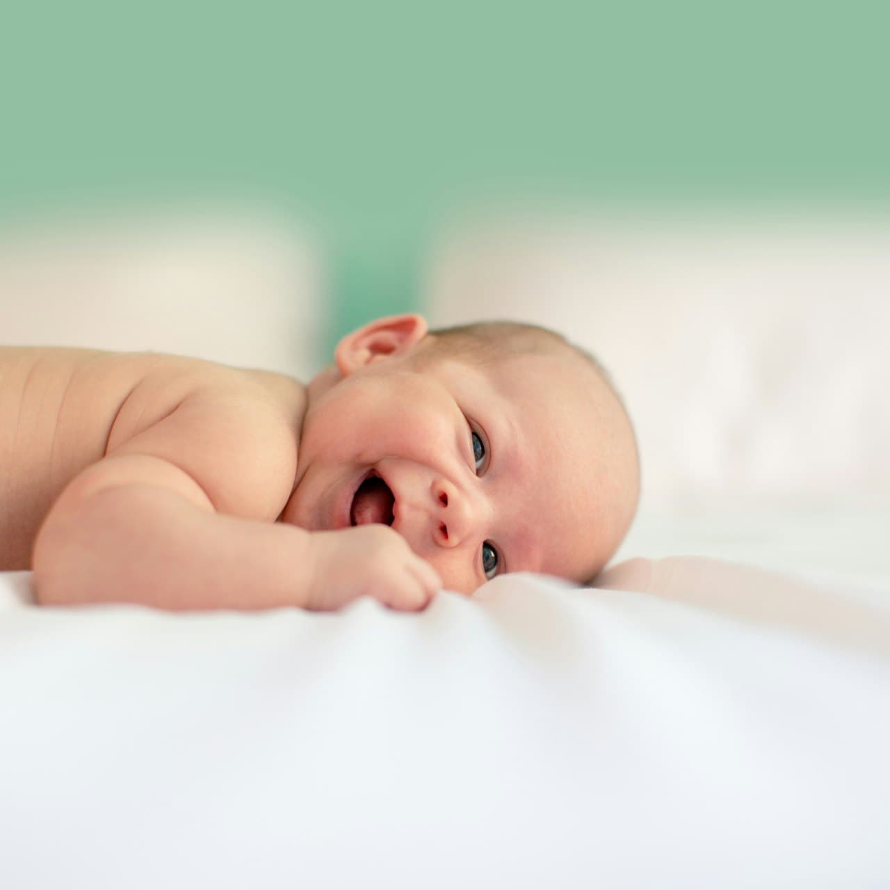 Mutter und Baby in einem achtsamen gemeinsamen Moment