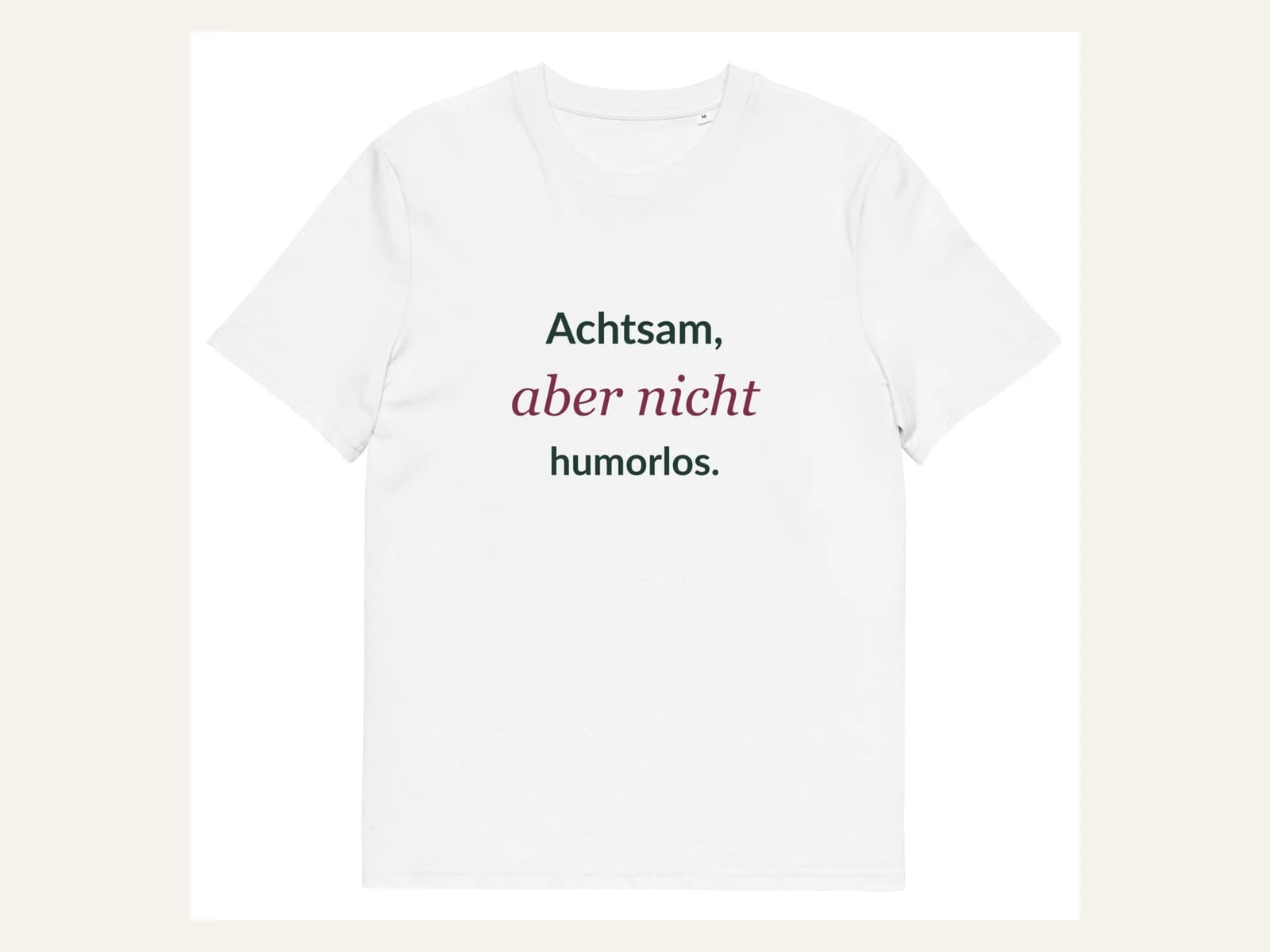 Achtsam, aber nicht humorlos. Unisex Bio-Shirt in Weiß: Vorderansicht