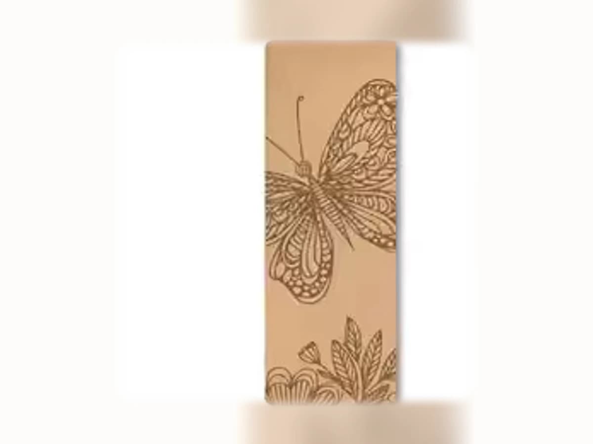 Naturfarbene Yogamatte mit dem Design Schmetterling