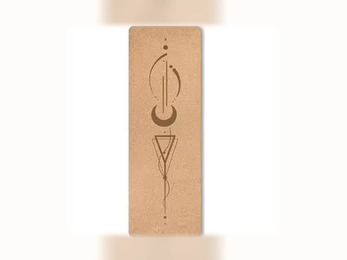 Naturfarbene Yogamatte mit dem Design Sonne, Mond & Universum