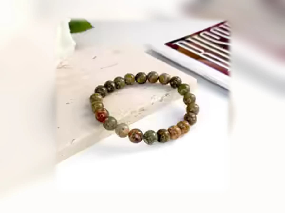Blütenjade-Natursteinarmband in der Ausführung Licht