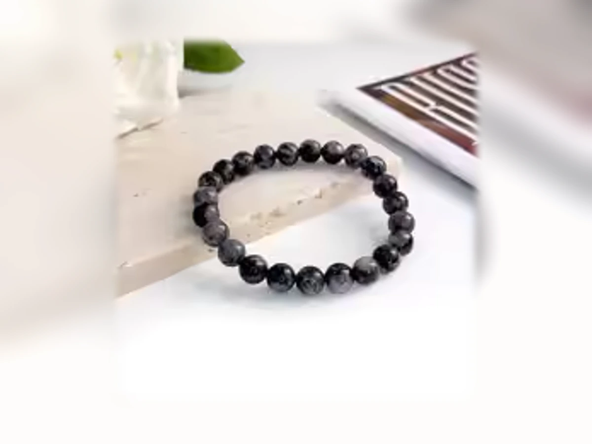 Dunkler Labradorit-Natursteinarmband in der Ausführung Licht
