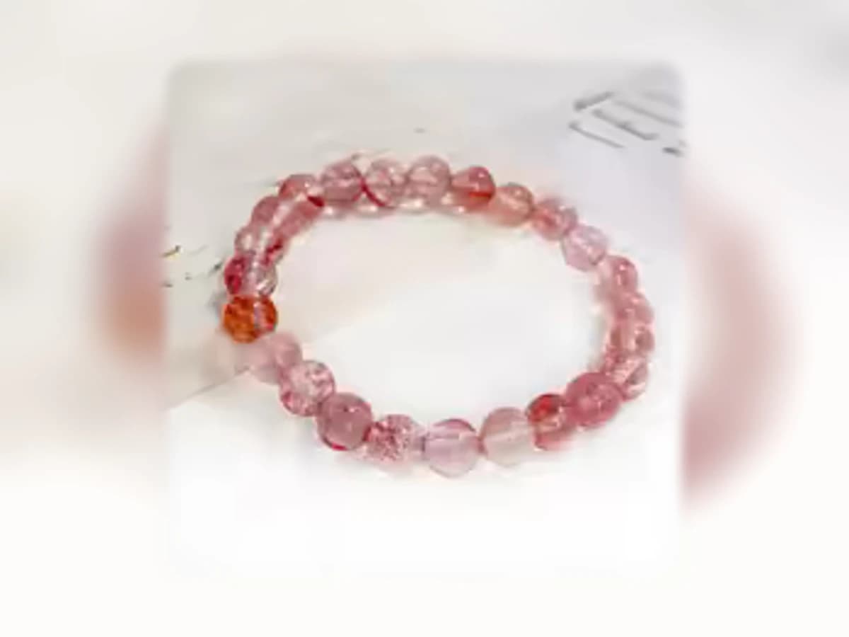 Roter Kristallstein-Natursteinarmband in der Ausführung Licht