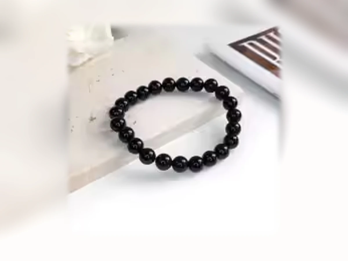 Schwarzer Achat-Natursteinarmband in der Ausführung Licht