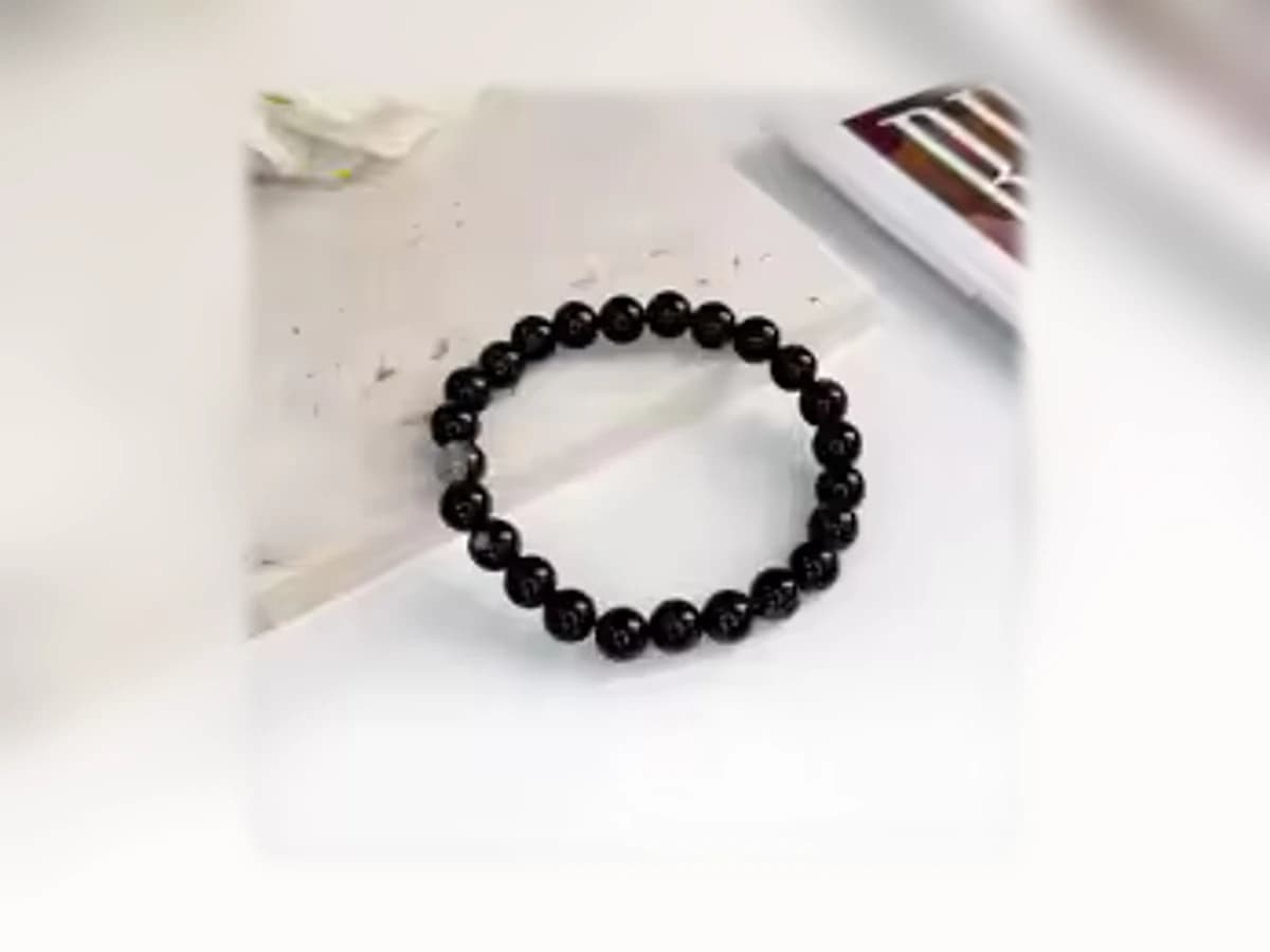 Schwarzer Linienachat-Natursteinarmband in der Ausführung Licht