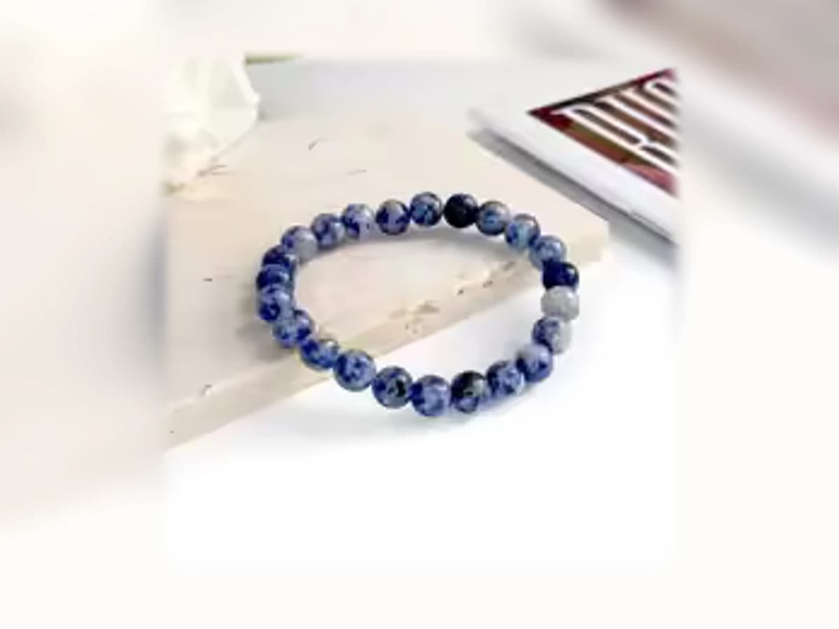 Sodalith-Natursteinarmband Kobaltmoment in leuchtendem Blau und Weiß