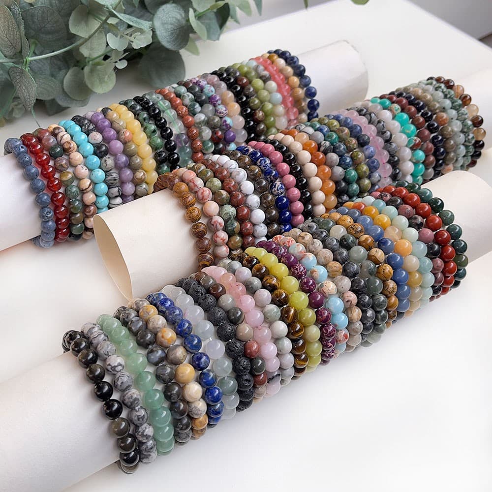 Symbolbild mit einer Auswahl verschiedener Natursteinarmbänder