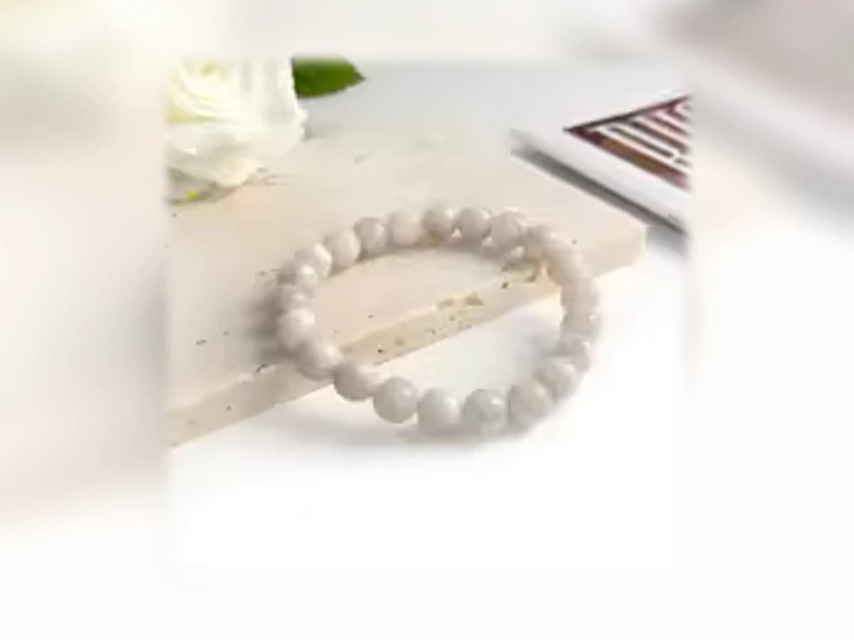 Weißer Achat-Natursteinarmband in der Ausführung Licht