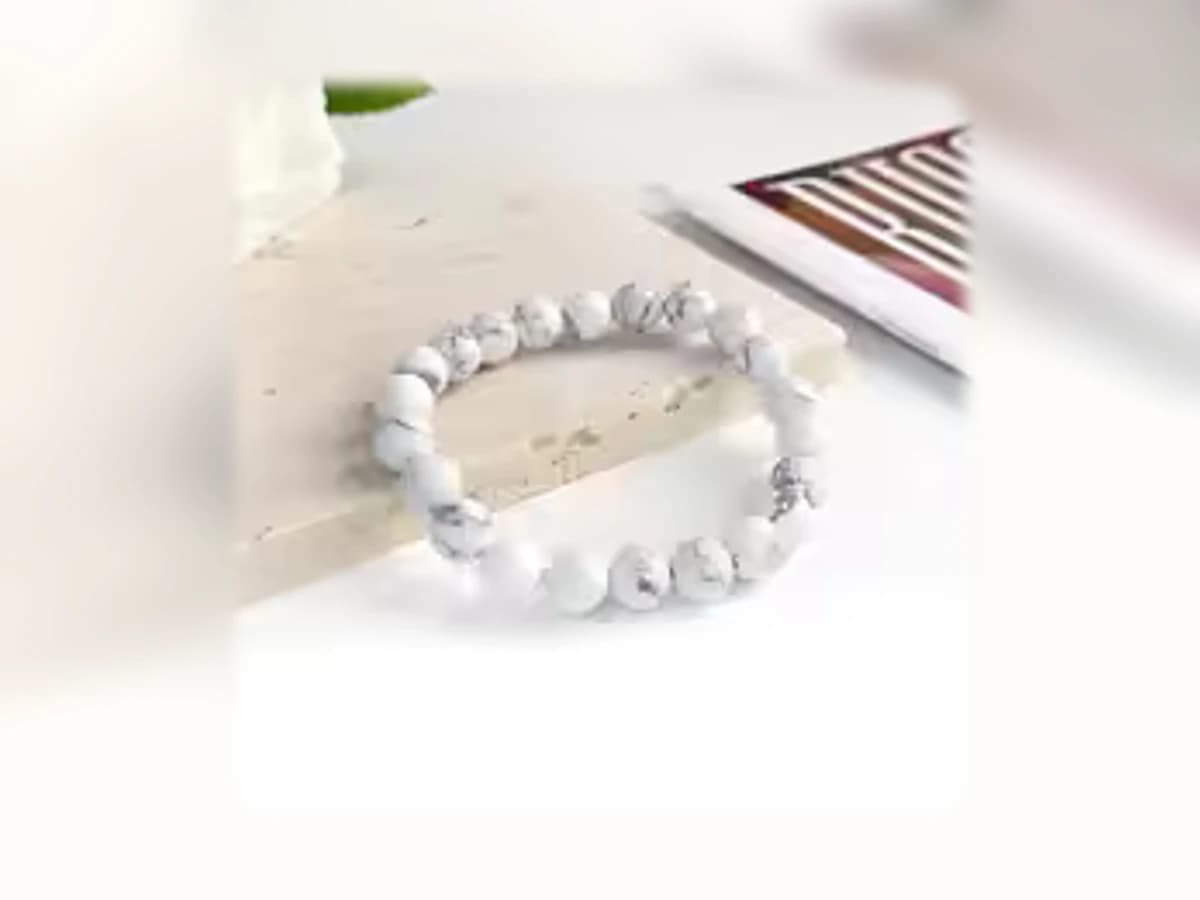 Weißer Türkisstein-Natursteinarmband in der Ausführung Licht