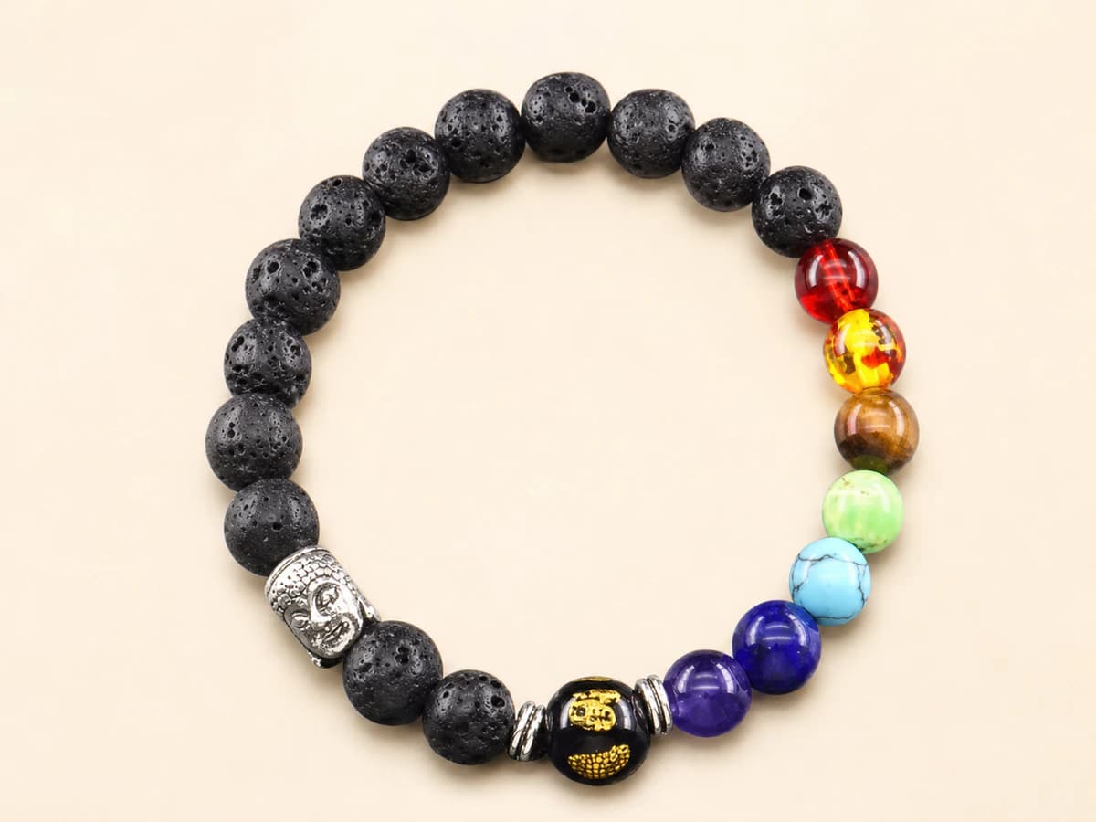 7-Chakra-Armband mit schwarzem Lavastein, Farbakzenten und Buddha-Perle