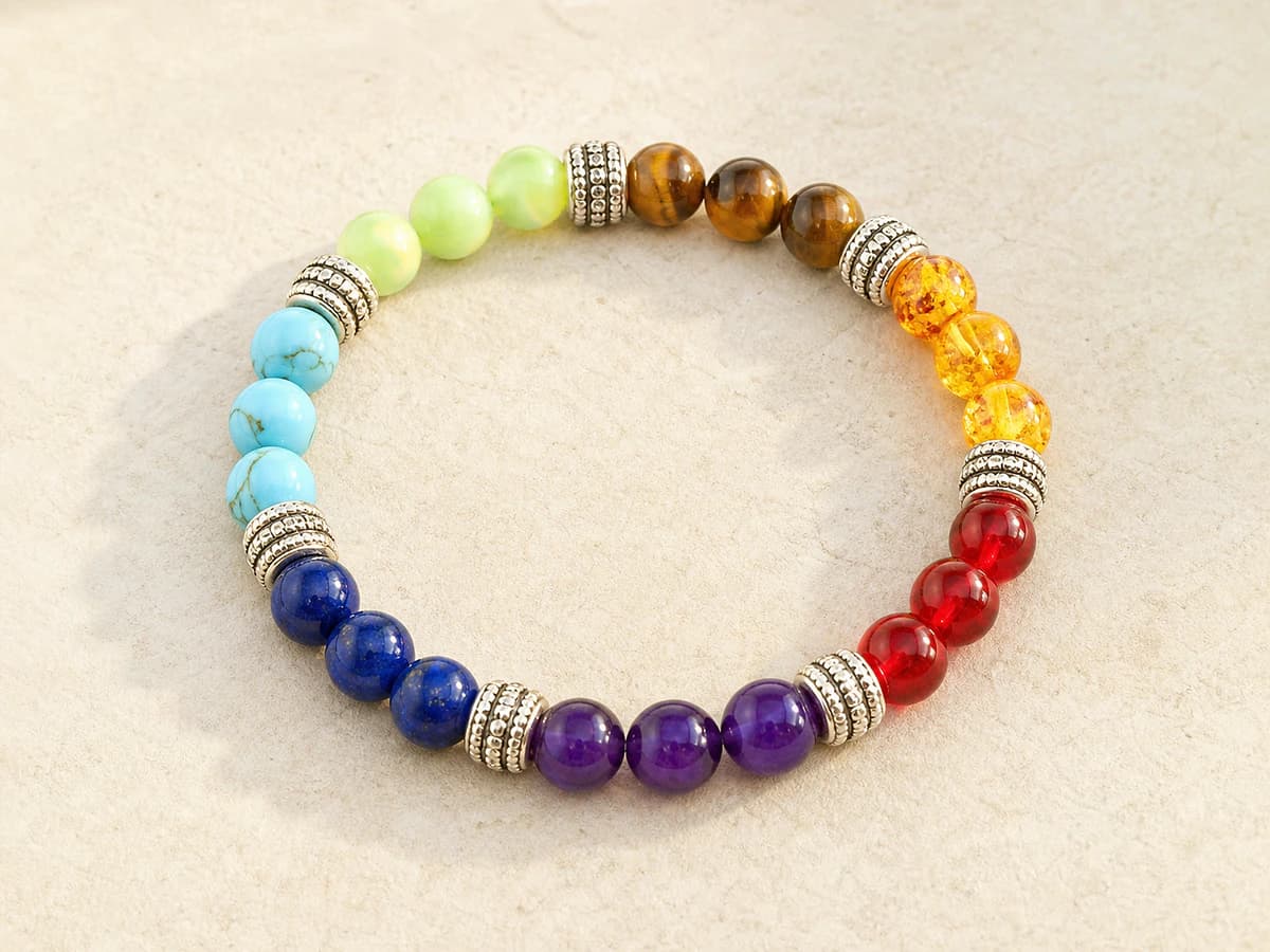 Regenbogenfarbenes 7-Chakra-Armband mit silberfarbenen Trennringen