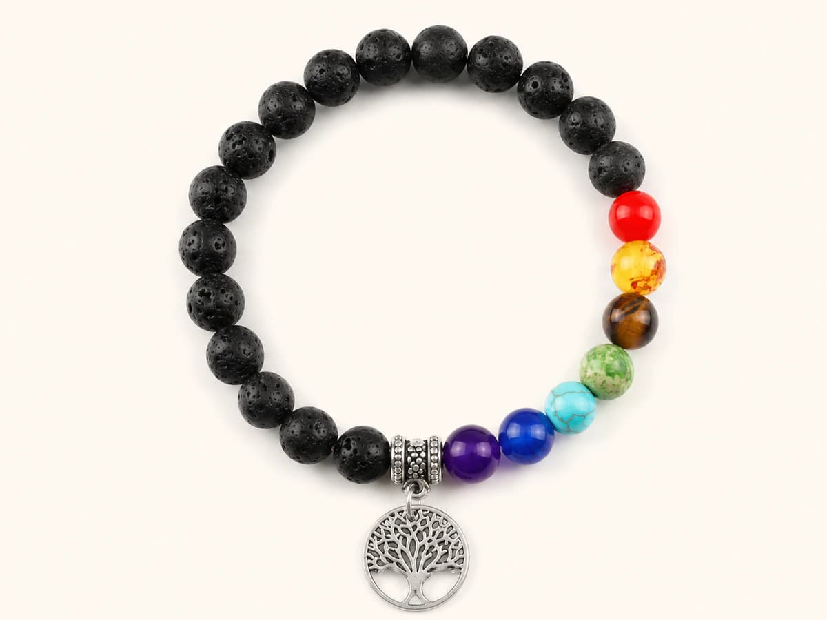 7-Chakra-Armband mit schwarzem Lavastein und Lebensbaum-Anhänger