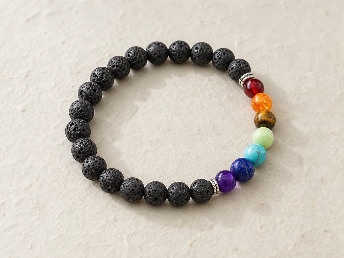Meditationsarmband aus schwarzem Lavastein mit sieben Chakra-Farbperlen