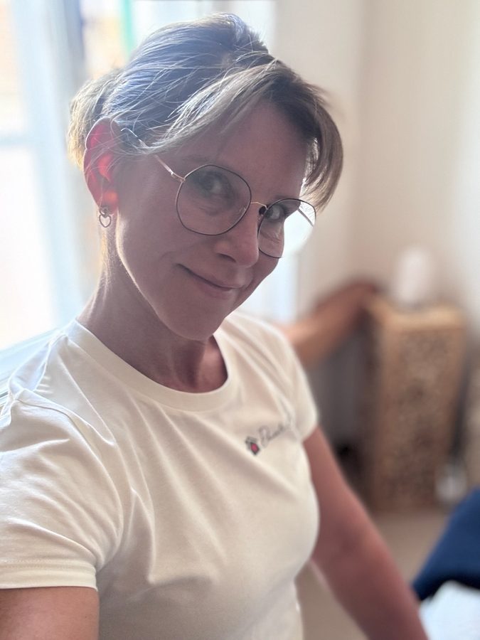 Freundliches Porträt von Daniela Dederichs im Fensterlicht