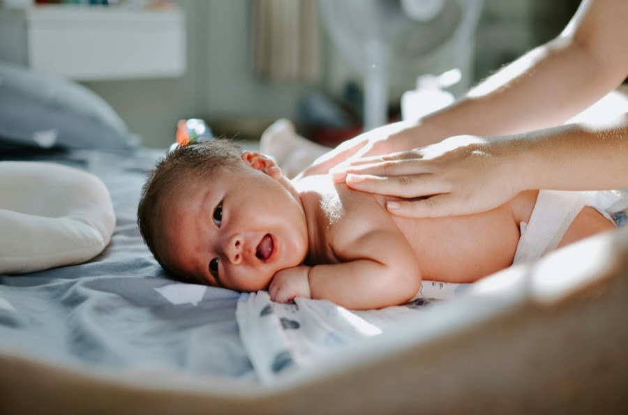 Sanfte Babymassage