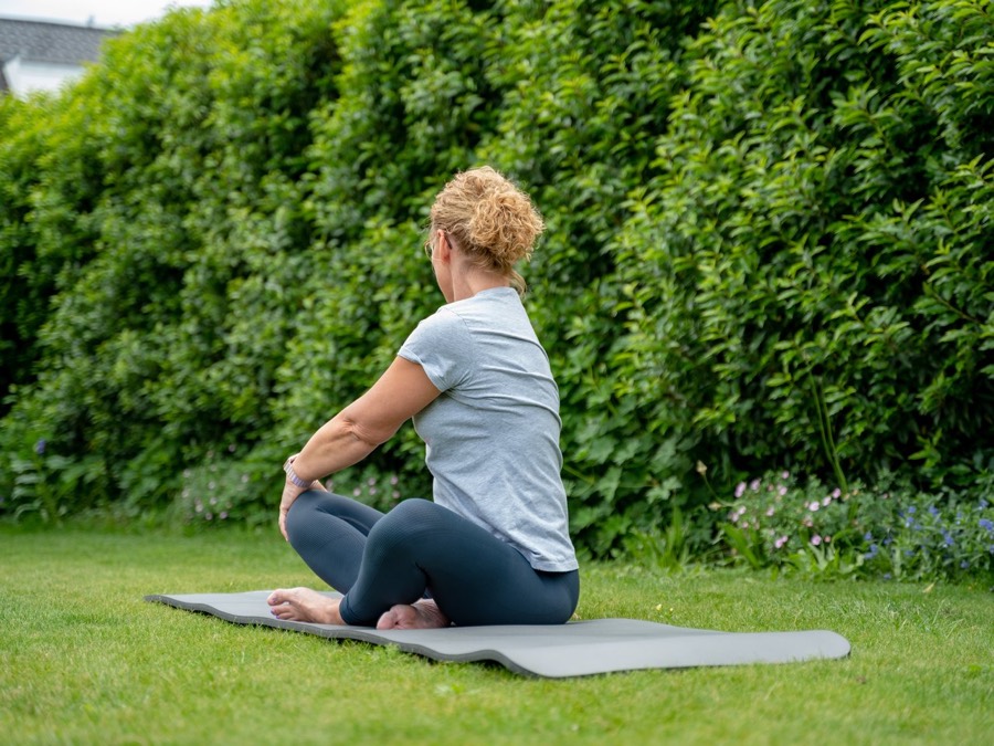 Schwangere Frau bei Yoga in der Natur