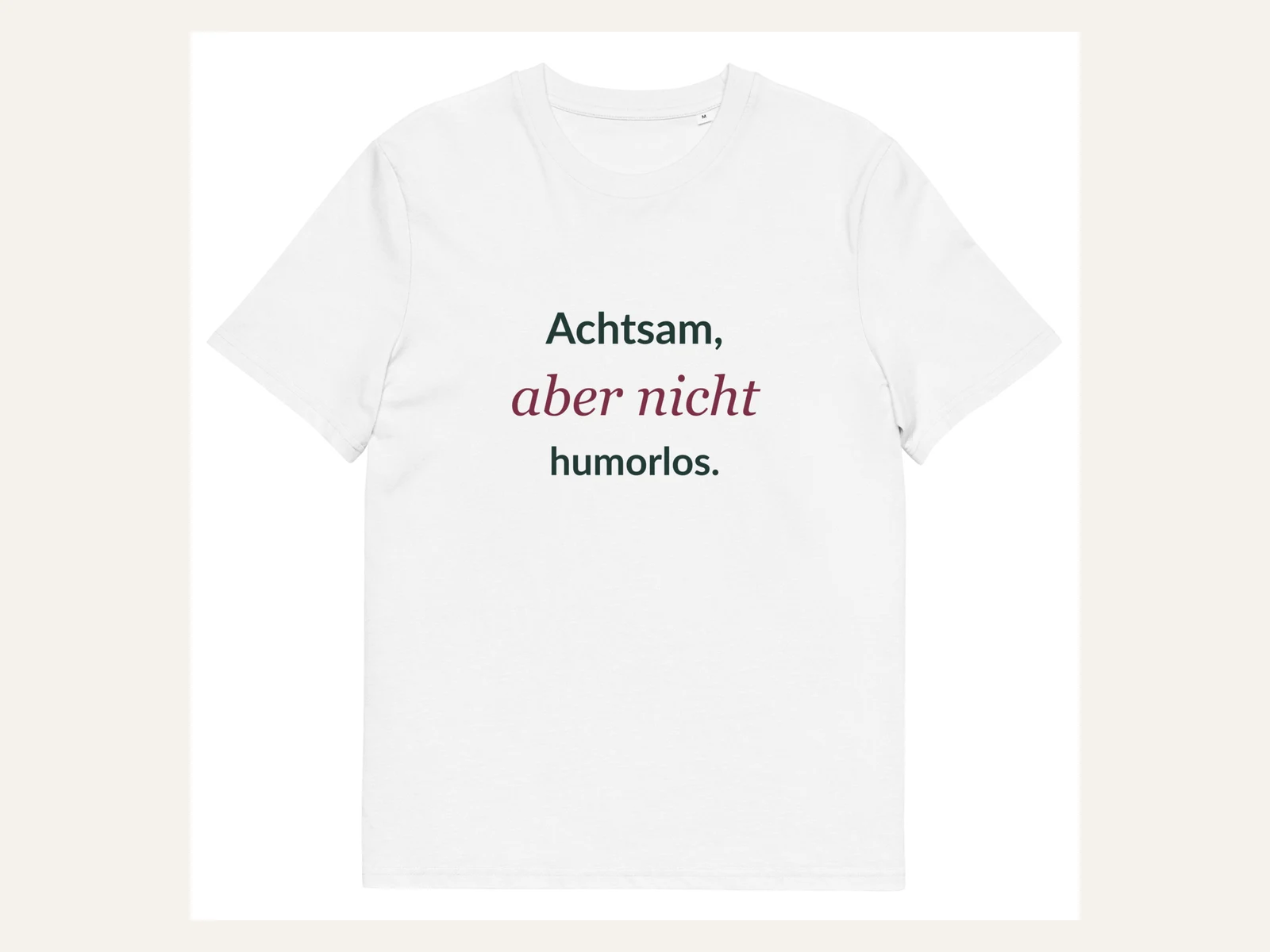 Achtsam, aber nicht humorlos. – Unisex Bio-Shirt in Weiß – Vorderansicht