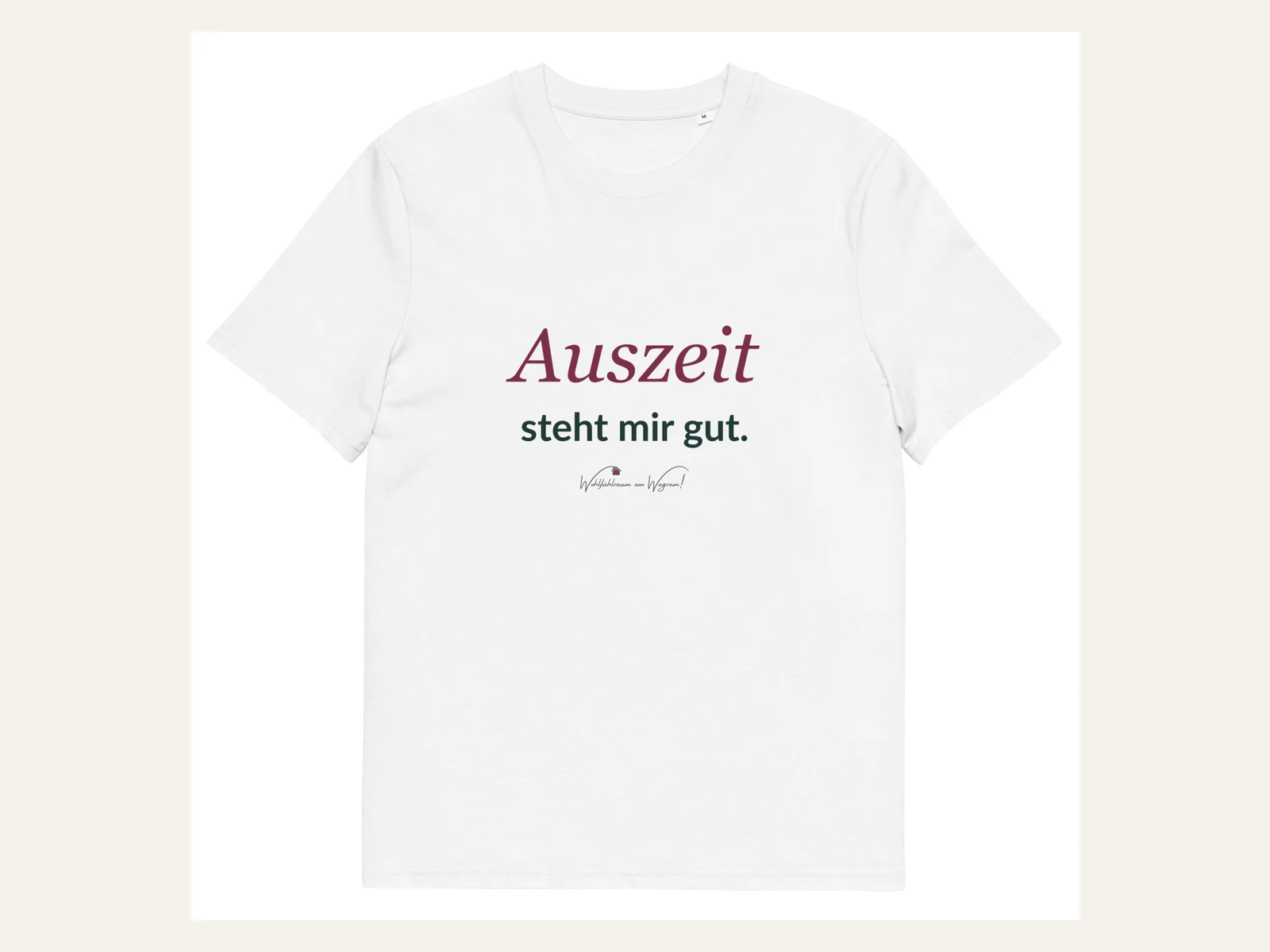Auszeit steht mir gut. – Bio-Shirt mit kleinem Wohlfühlraum-Logo in Weiß – Vorderansicht