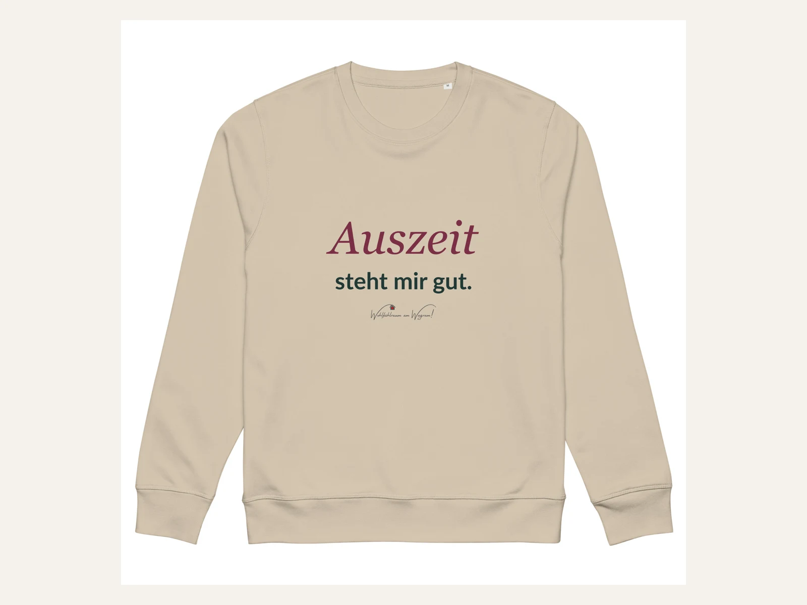 Auszeit steht mir gut. – Bio-Sweatshirt mit kleinem Wohlfühlraum-Logo in Sand – Vorderansicht