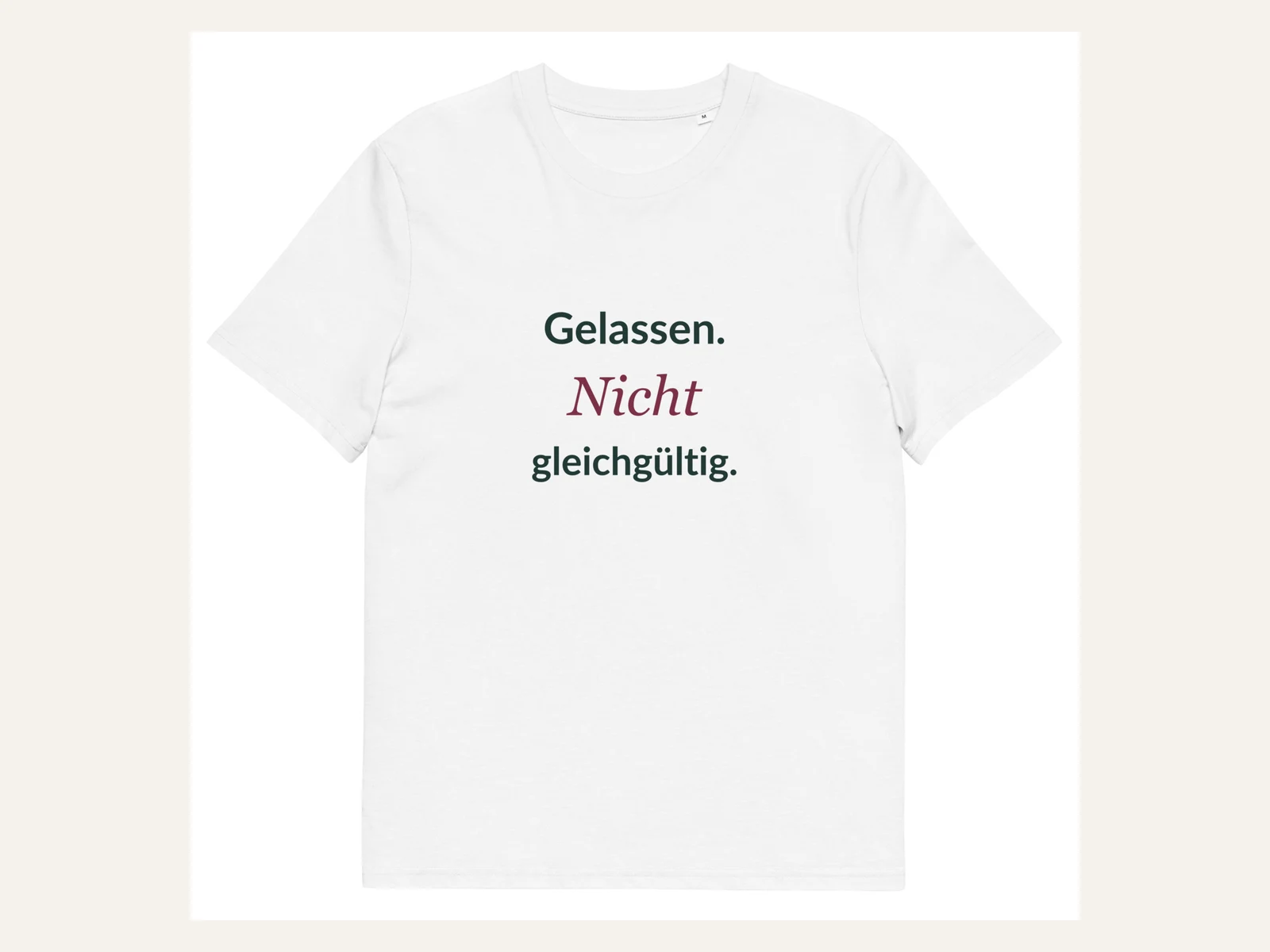 Gelassen. Nicht gleichgültig. Herren Bio-Shirt in Weiß: Vorderansicht