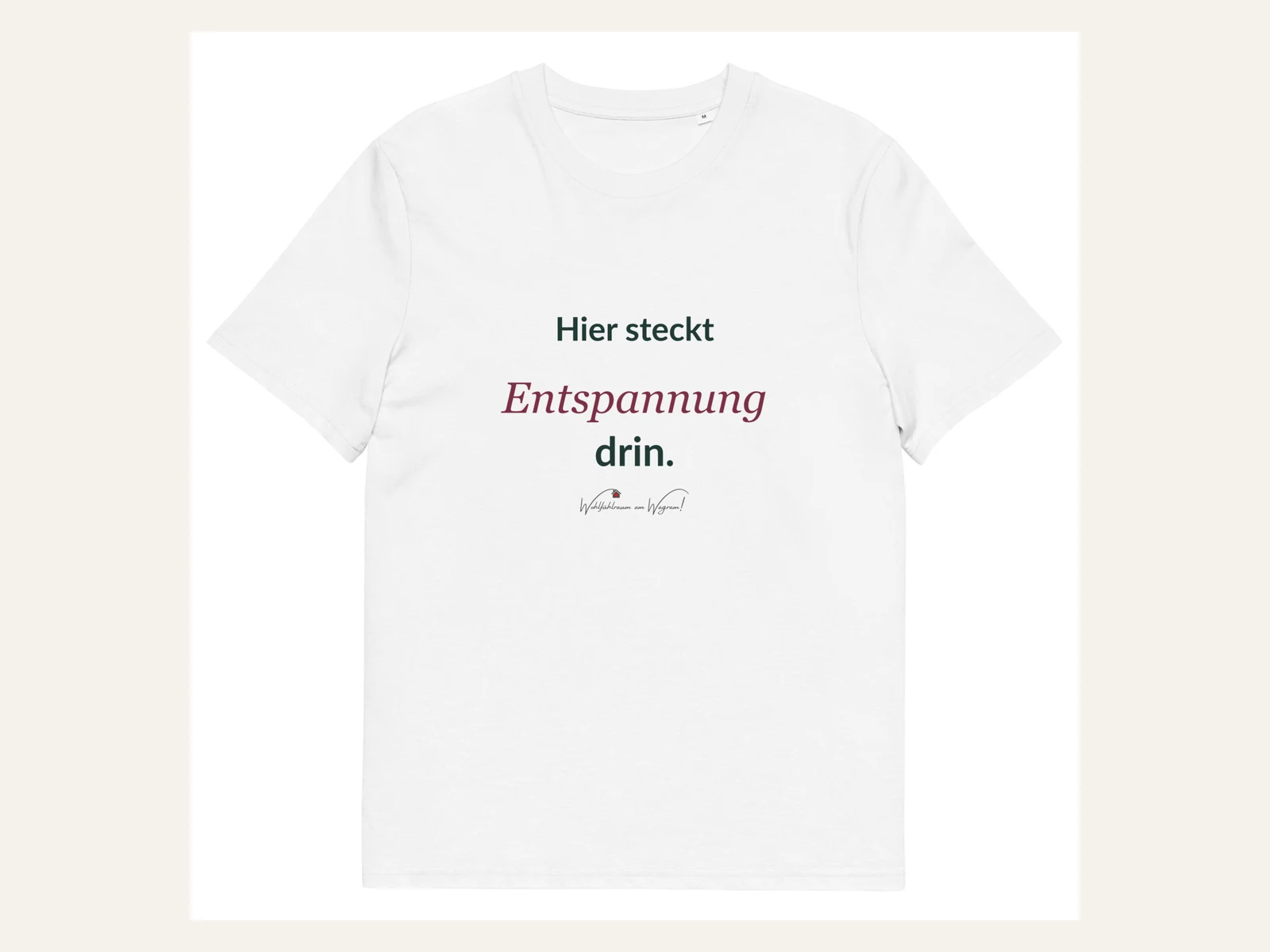 Hier steckt Entspannung drin. – Bio-Shirt mit kleinem Wohlfühlraum-Logo in Weiß – Vorderansicht