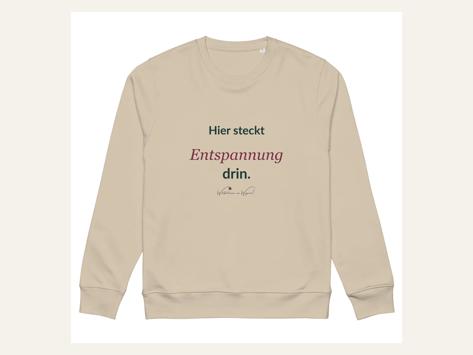 Hier steckt Entspannung drin. – Bio-Sweatshirt mit kleinem Wohlfühlraum-Logo in Sand – Vorderansicht