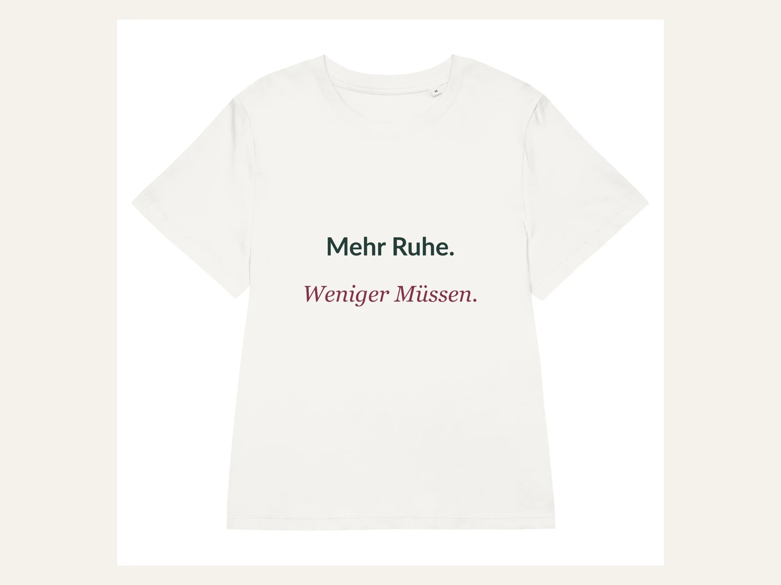 Mehr Ruhe. Weniger Müssen. Damen Bio-Shirt in Naturweiß: Vorderansicht