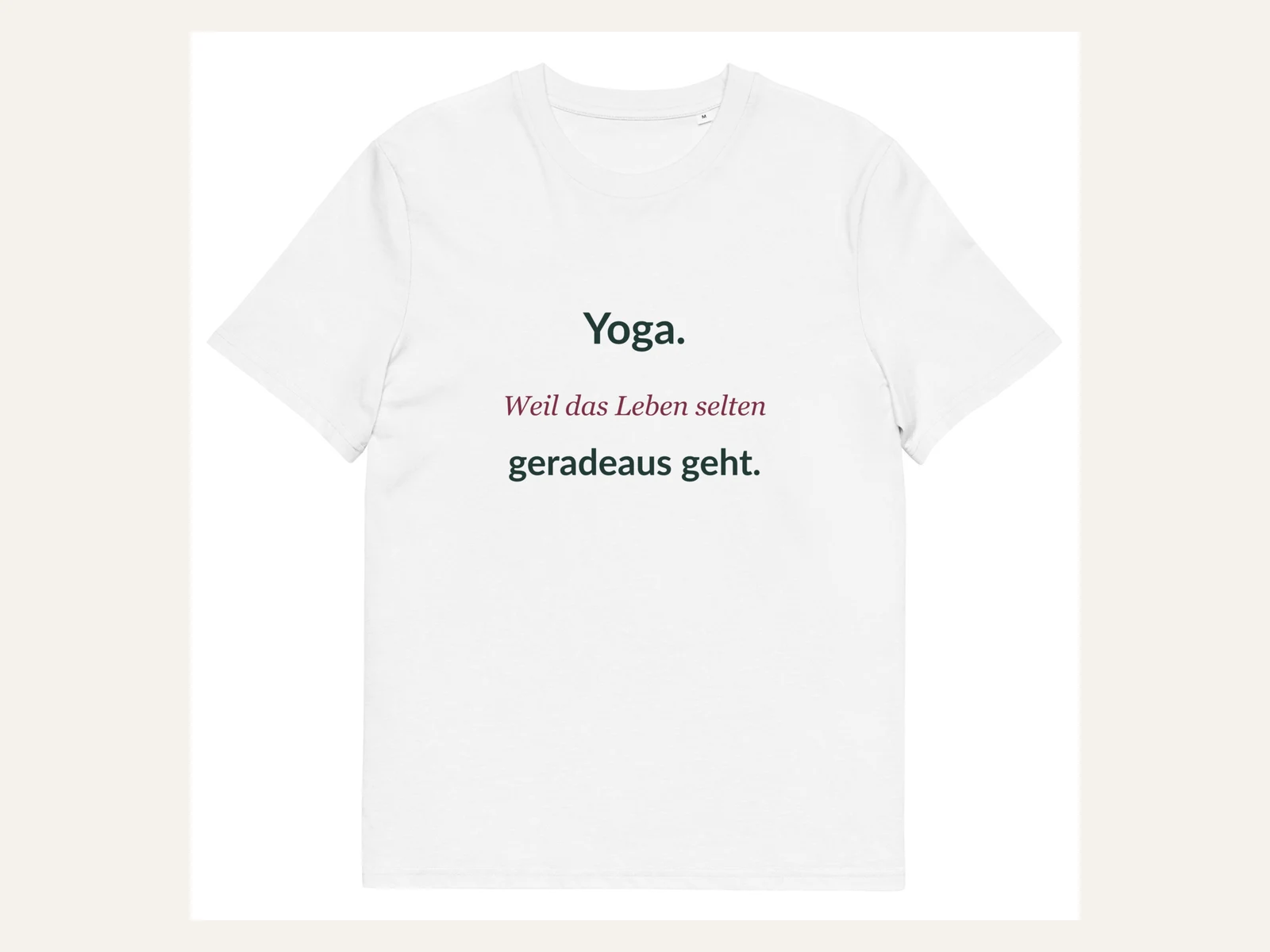 Yoga. Weil das Leben selten geradeaus geht. Unisex Bio-Shirt in Weiß: Vorderansicht