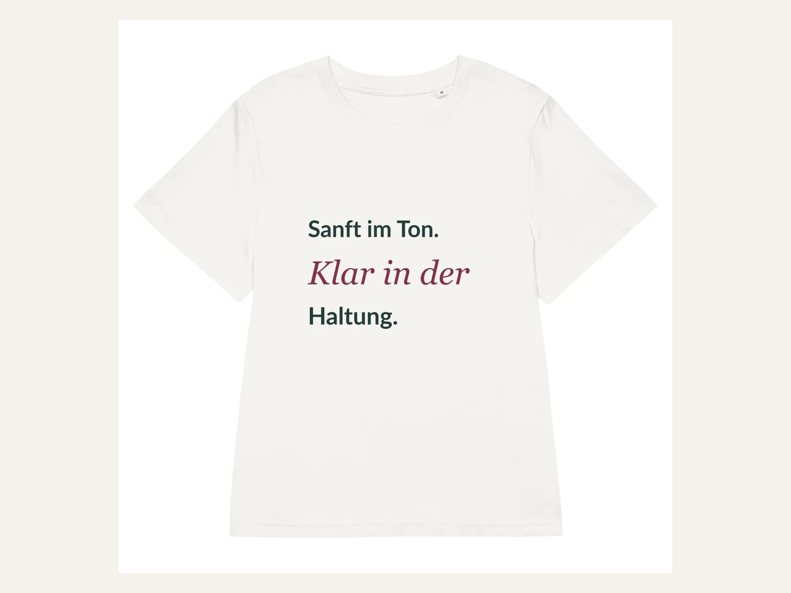 Sanft im Ton. Klar in der Haltung. Damen Bio-Shirt in Naturweiß: Vorderansicht