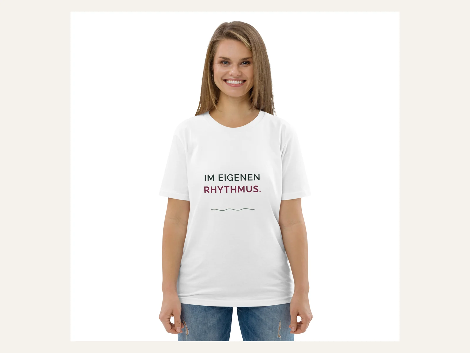 Premium Bio-Shirt – Im eigenen Rhythmus. in Weiß – Modelansicht