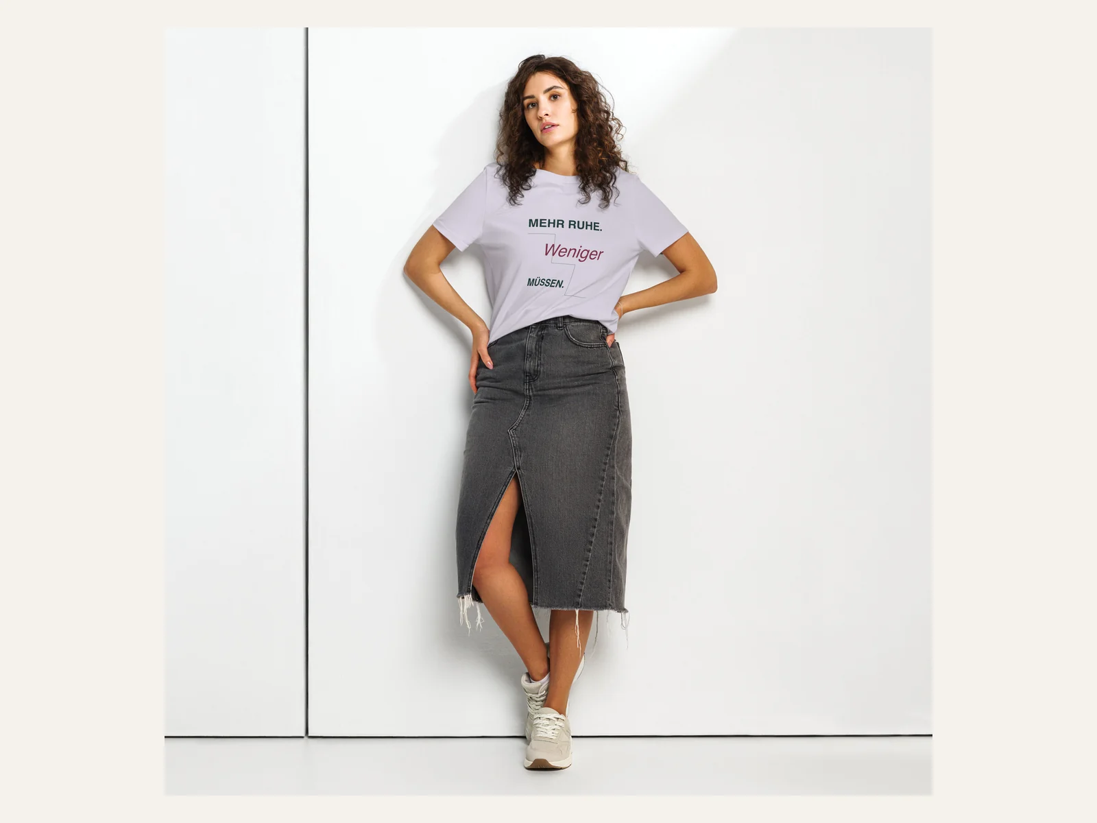 Mehr Ruhe. Weniger Müssen. – Damen Bio-Shirt in Naturweiß – Damen-Lifestyle