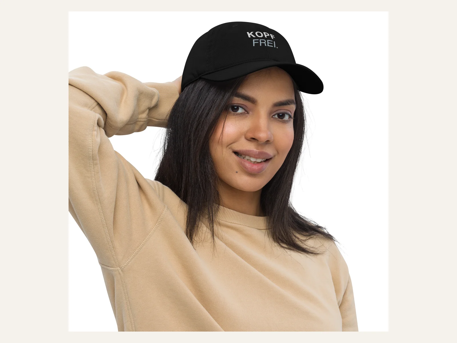 Kopf frei. – Bio-Baumwoll-Cap in Schwarz – Damen-Modelansicht