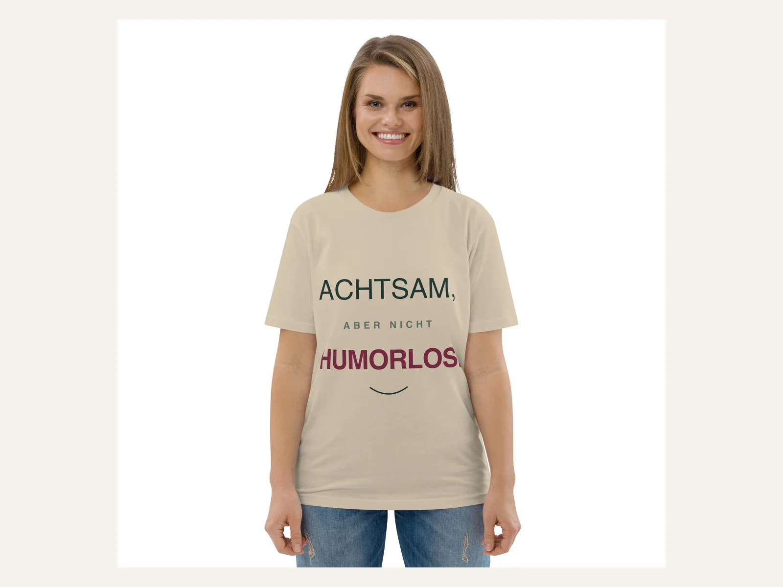 Achtsam, aber nicht humorlos. – Unisex Bio-Shirt in Weiß – Damen-Modelansicht