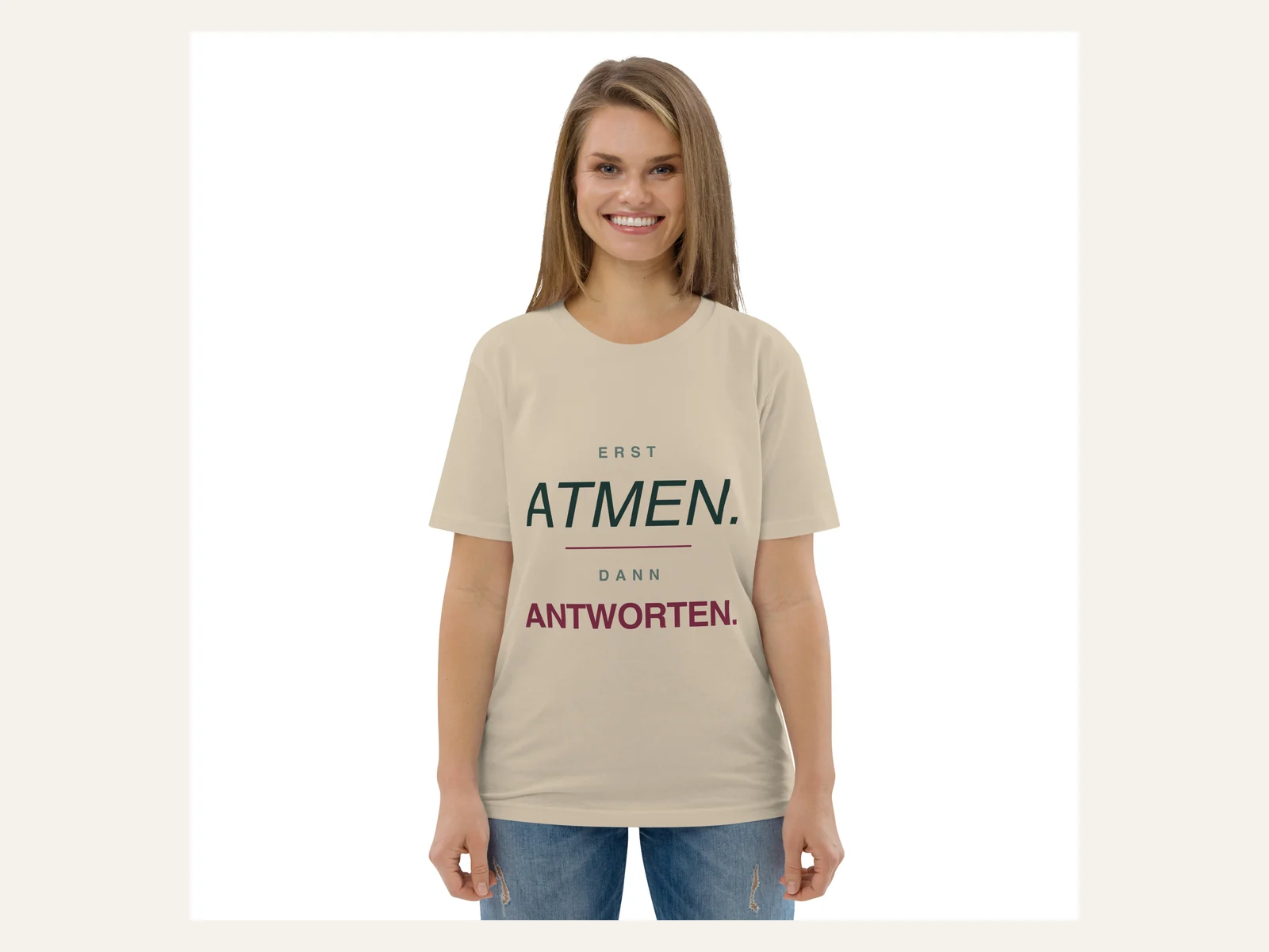 Erst atmen. Dann antworten. – Unisex Bio-Shirt in Weiß – Damen-Modelansicht