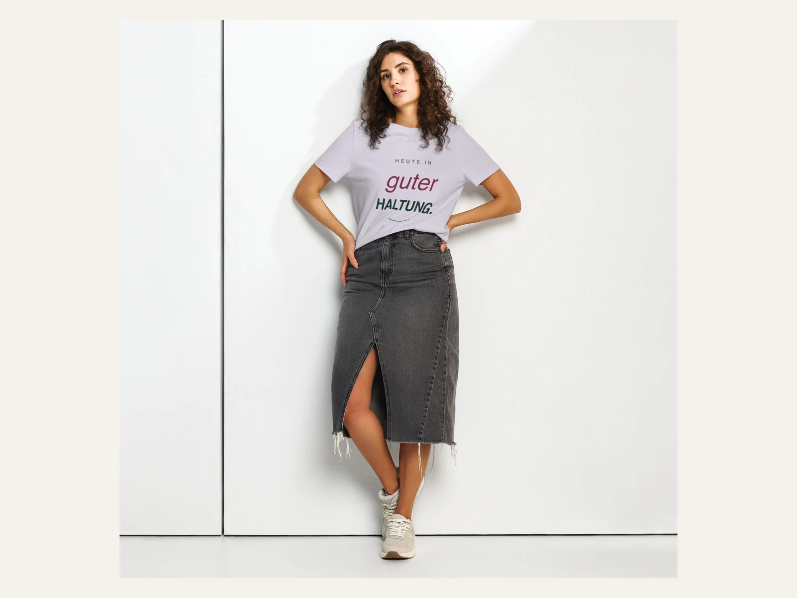 Heute in guter Haltung. – Damen Bio-Shirt in Naturweiß – Damen-Lifestyle