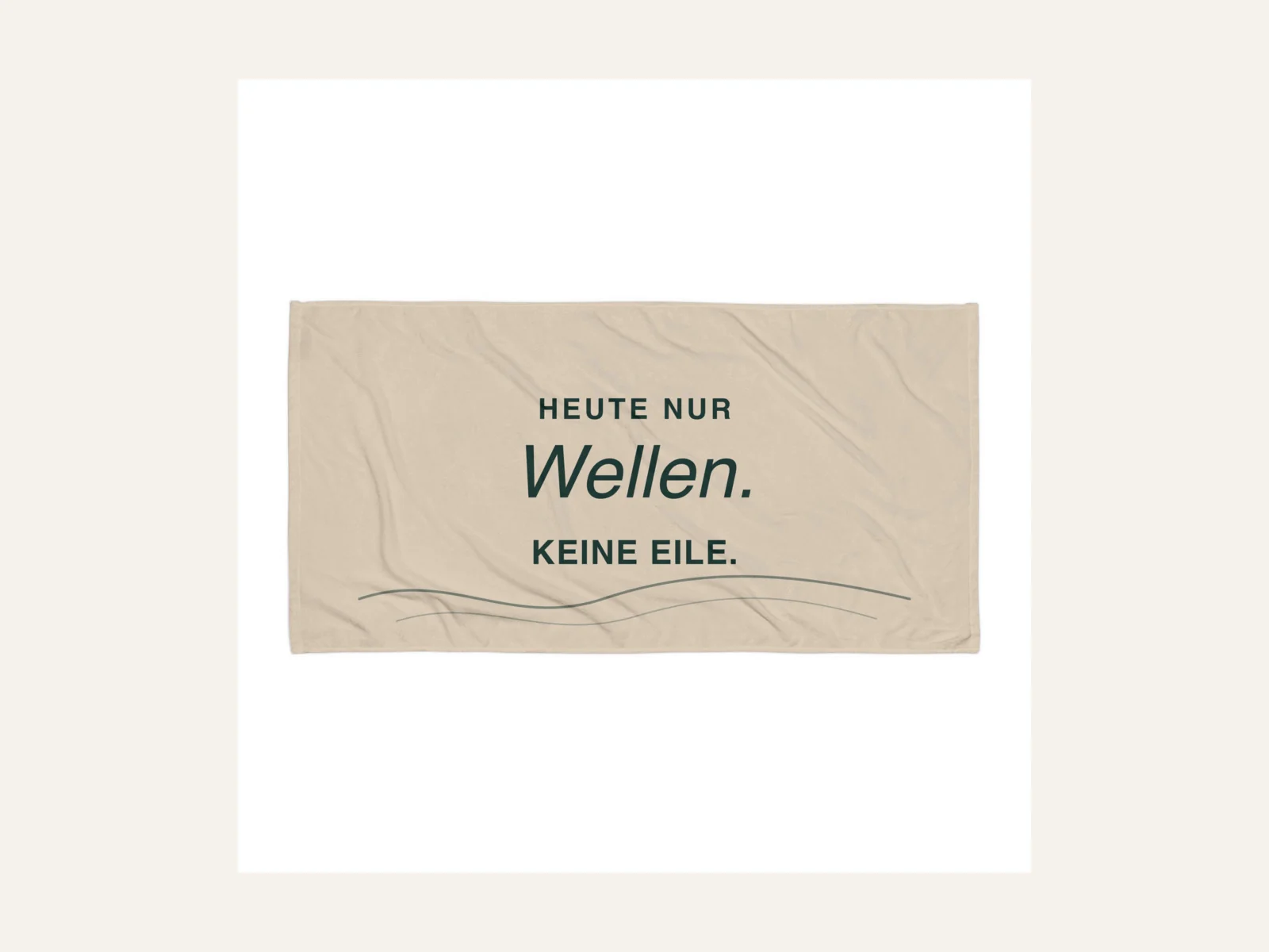 Heute nur Wellen. Keine Eile. – Yoga-Handtuch in Sand – Produktansicht