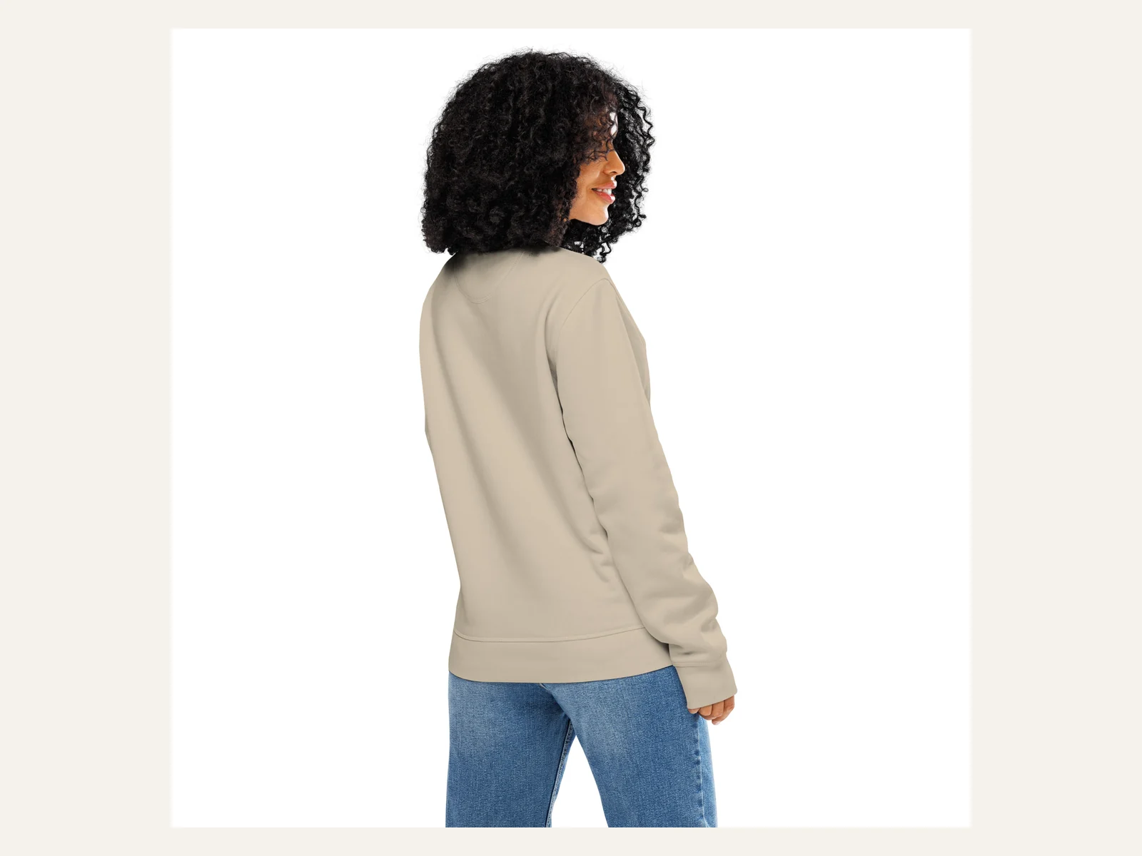 Kopf leiser. Herz weiter. – Bio-Sweatshirt in Weiß – Damen-Modelansicht