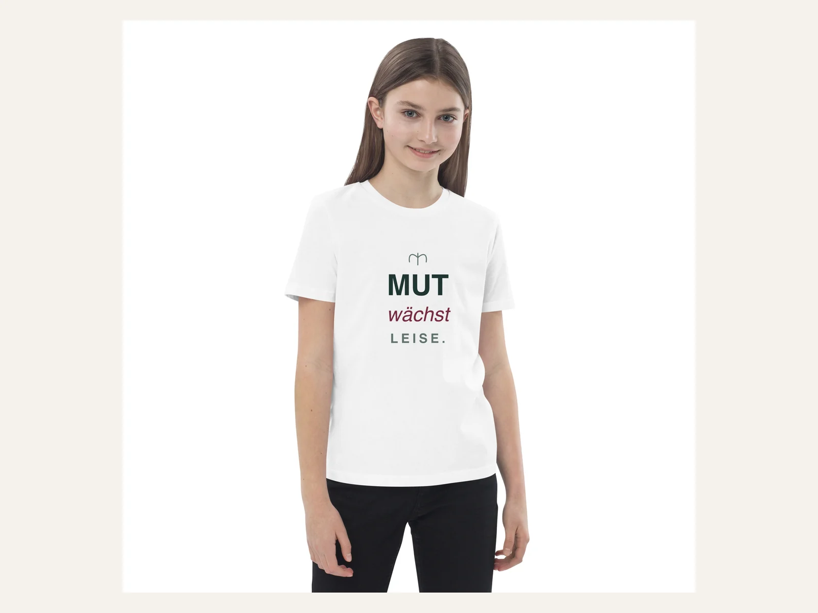 Mut wächst leise. – Kinder Bio-Shirt in Weiß – Kinder-Modelansicht