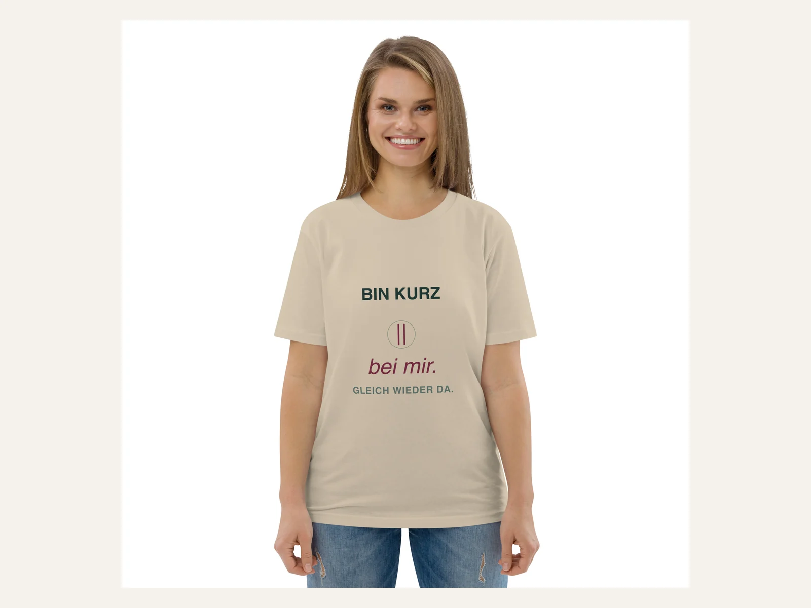 Bin kurz bei mir. Gleich wieder da. – Unisex Bio-Shirt in Weiß – Damen-Modelansicht