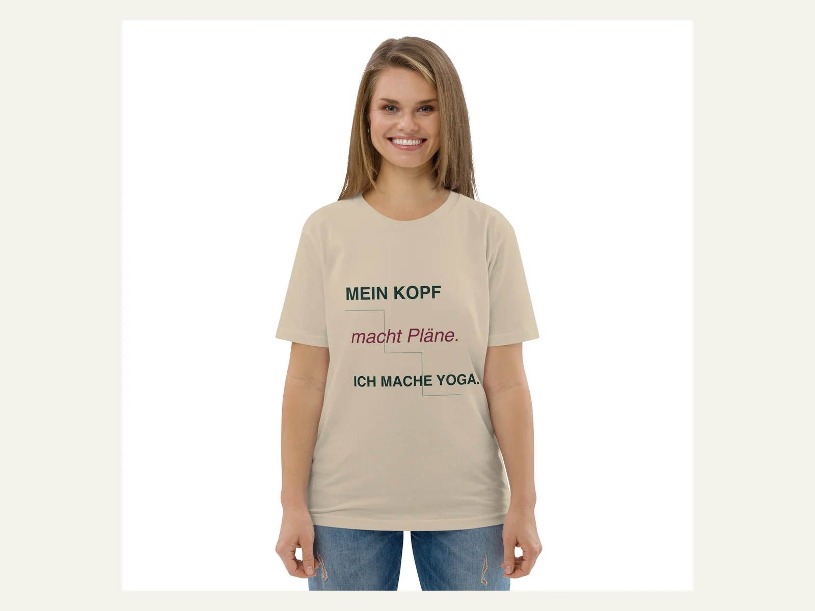 Mein Kopf macht Pläne. Ich mache Yoga. – Unisex Bio-Shirt in Weiß – Damen-Modelansicht