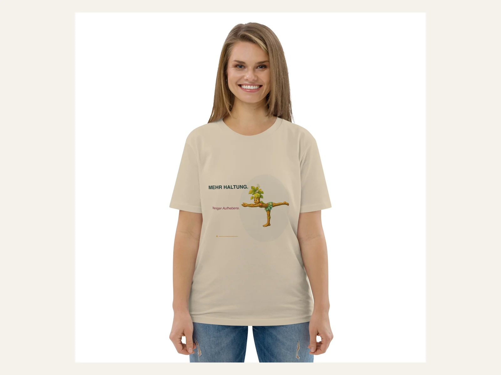 Mehr Haltung. Weniger Aufhebens. – Rebi Unisex Bio-Shirt in Weiß – Damen-Modelansicht