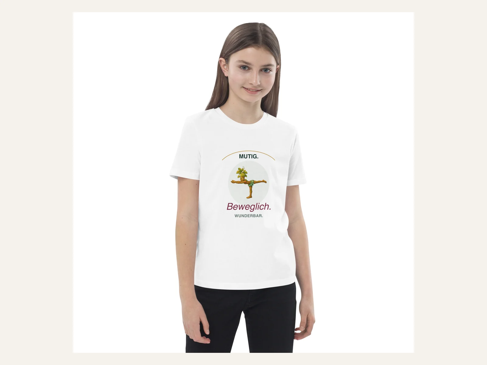 Mutig, beweglich, wunderbar. – Rebi Kinder Bio-Shirt in Weiß – Kinder-Modelansicht