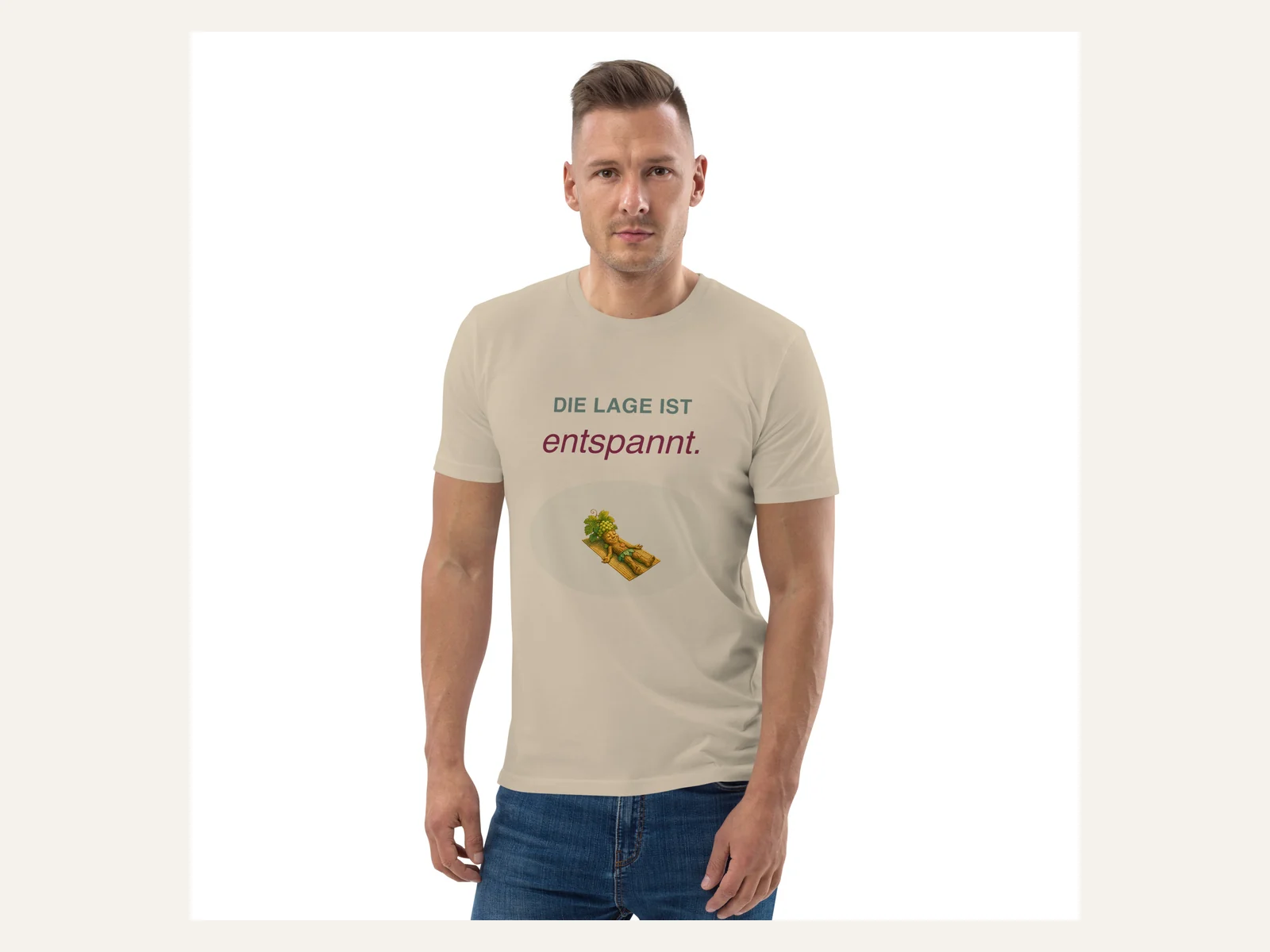 Die Lage ist entspannt. – Rebi Herren Bio-Shirt in Weiß – Herren-Modelansicht