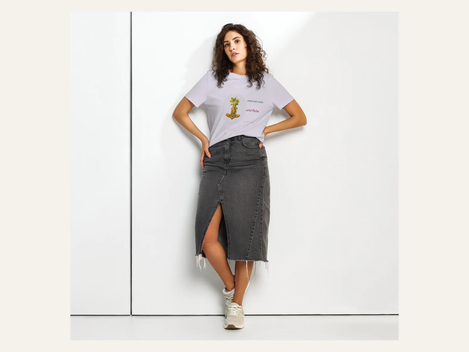 Zwischen Rebe und Ruhe. – Rebi Damen Bio-Shirt in Naturweiß – Damen-Lifestyle